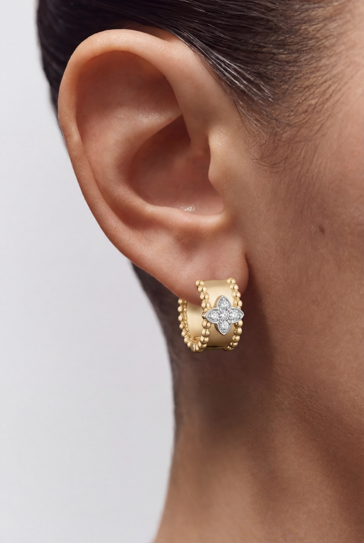 Étoile Beaded Huggie Küpe